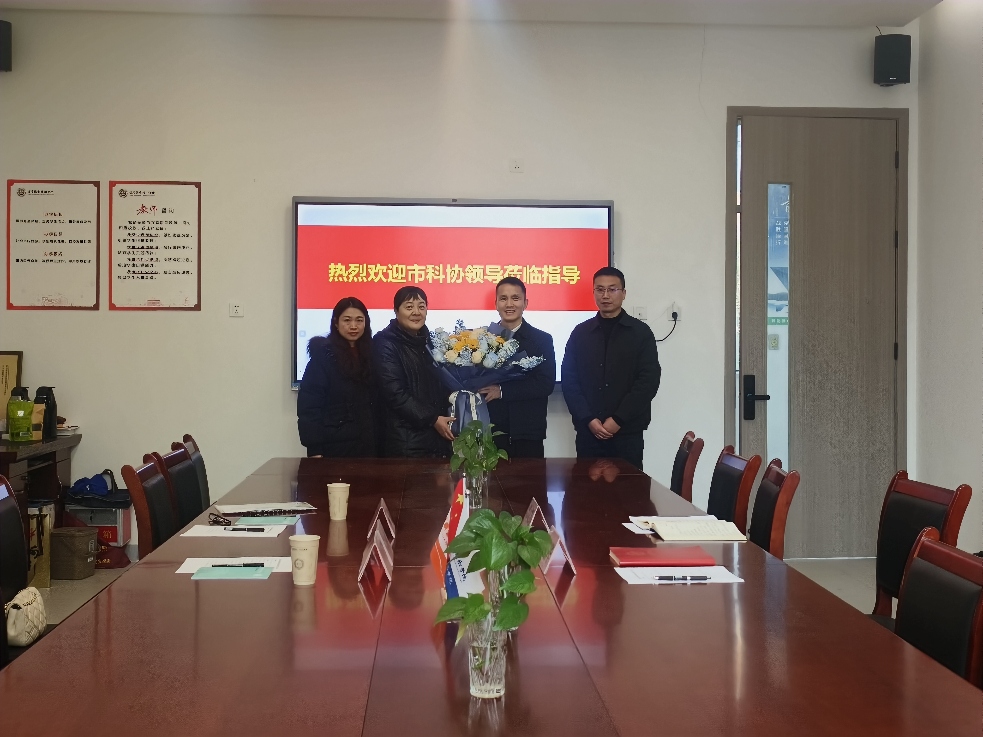 宜宾市科协副主席王芙蓉莅临新能源电池学院